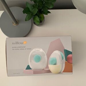 Willow Go Cordless Breast Pump in White and Teal